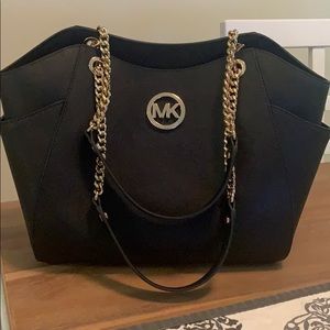 Black Michael Kors shoulder pocketbook
